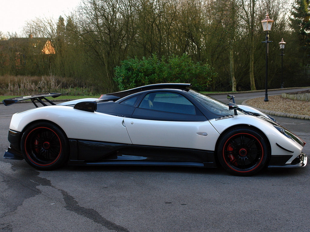 Зонда производитель. 2009 Pagani Zonda Cinque coup. Zonda Cinque 8 к. Пагани номер 24. Пагани зонда Чинкве полиция.