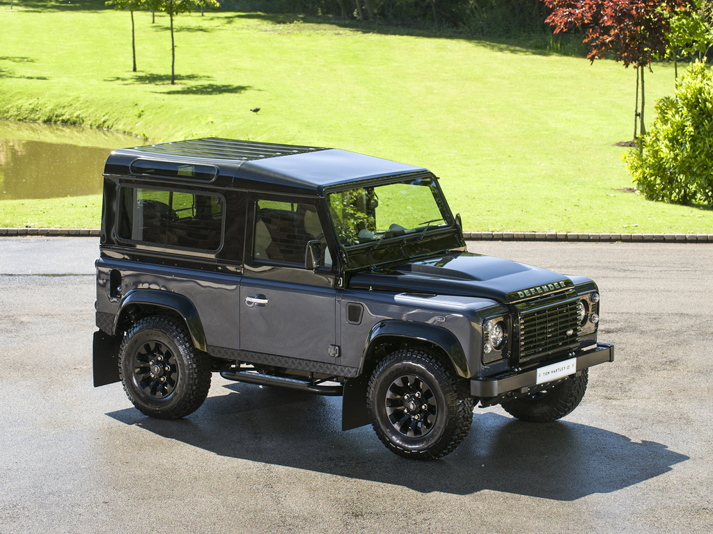 Mondstuk Caroline vermomming LAND ROVER Defender 90 - - Tom Hartley Jnr